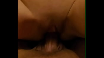 Casal no sigilo metendo gostoso na bucetinha da esposa