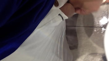 Mijando Para Um Macho No Banheiro Do Bar Filmei E Mandei Pra Ele thumbnail