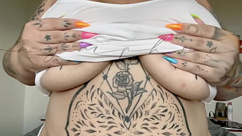 Viens t’amuser avec mes seins