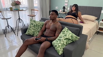 Achei que ia só ficar jogando mas a safada queria rola