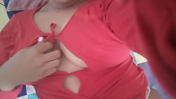 Mi amante es una puta cachonda se desperto con las bragas mojadas y sus tetas duras