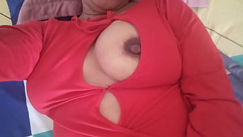 Mi amante es una puta cachonda se desperto con las bragas mojadas y sus tetas duras