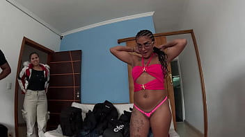 Casal bi se prepara para entrar na carona do ted