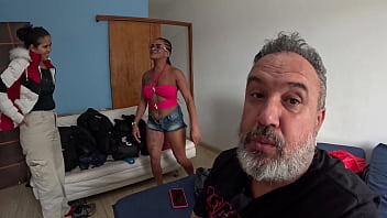 Casal bi se prepara para entrar na carona do ted