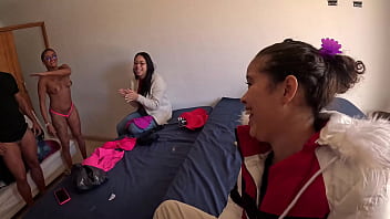 Casal bi se prepara para entrar na carona do ted