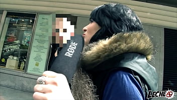 Un desconocido de la calle me mete un dildo y despues hago un lésbico