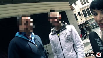 Un desconocido de la calle me mete un dildo y despues hago un lésbico