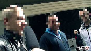 Un desconocido de la calle me mete un dildo y despues hago un lésbico