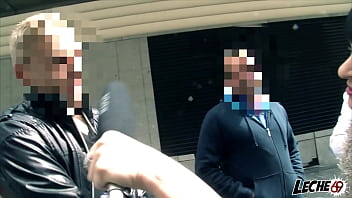 Un desconocido de la calle me mete un dildo y despues hago un lésbico