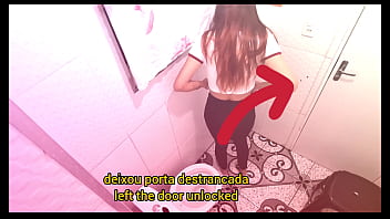 Garota sendo fodida mo banheiro de um barzinho por um estranho