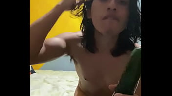 Perra Tiene Un Pepino Y Juega Con El Pensado Que Es Una Verga thumbnail