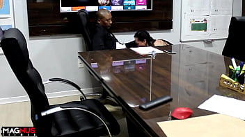 Empresário Fodendo Contadora Gostosa No Escritório Foi Flagrado Por Sua Mulher thumbnail