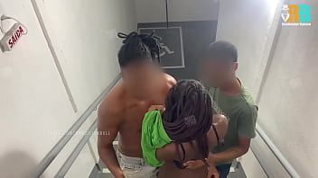 Marido cuckold corno manso levou a esposa sem calcinha pra visitar o comedor realizador baiano acabamos fudendo na escada vídeo completo sheer xvideos red