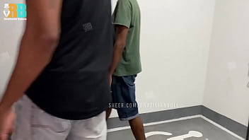 Marido cuckold corno manso levou a esposa sem calcinha pra visitar o comedor realizador baiano acabamos fudendo na escada vídeo completo sheer xvideos red