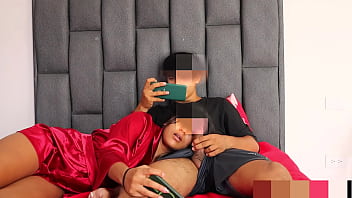 Puse a la putita de mi hermanastra a que me chupe mi gran polla hasta la garganta