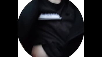 Моя юная эксбиционистка ублажает себя на улице и в публичных местах