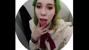 Моя юная эксбиционистка ублажает себя на улице и в публичных местах