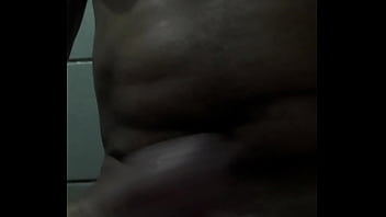 Magrinho batendo uma