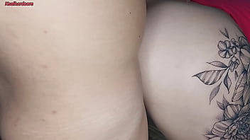 Meia irmã tatuada com tesão buceta super molhada ganha um grande creampie