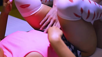 Hermanastro mayor y la amiga de su