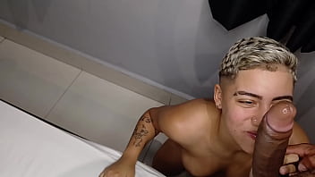 Boyceta uma amiguinha diferente na piroca grande