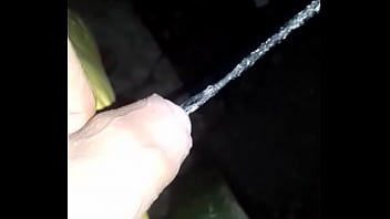 Eu Mijando No Terreno Abandonado thumbnail