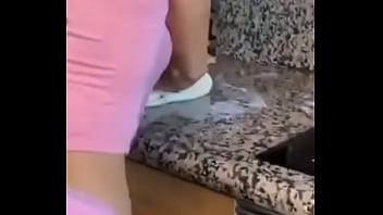 Hace una pizza cuando la filman semidesnuda