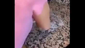 Hace una pizza cuando la filman semidesnuda