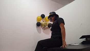 I'm bored in the office and i put in a but plug to get arous at work i'm a slut in my office