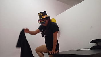 I'm bored in the office and i put in a but plug to get arous at work i'm a slut in my office