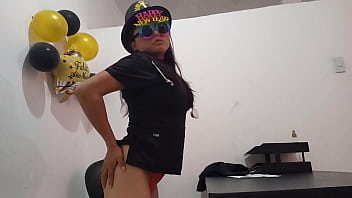 I'm bored in the office and i put in a but plug to get arous at work i'm a slut in my office