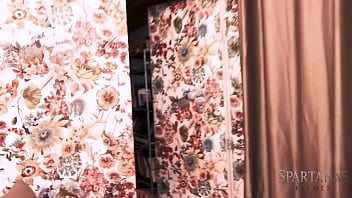 No halloween amigos visitam casa mal assombrada e excitante bastidores