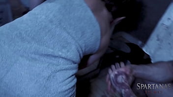 No halloween amigos visitam casa mal assombrada e excitante bastidores