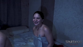 No halloween amigos visitam casa mal assombrada e excitante bastidores