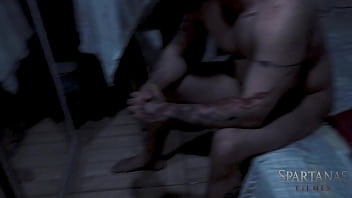 No halloween amigos visitam casa mal assombrada e excitante bastidores