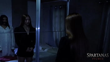 No halloween amigos visitam casa mal assombrada e excitante bastidores