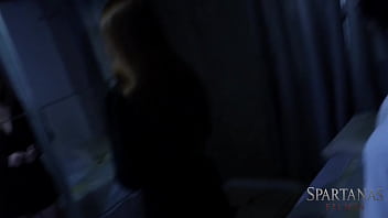 No halloween amigos visitam casa mal assombrada e excitante bastidores