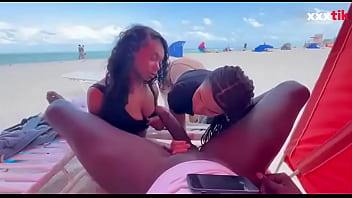 Una polla negra chupada por dos hembras negras