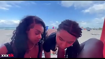 Una polla negra chupada por dos hembras negras