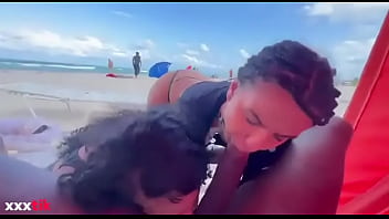 Una polla negra chupada por dos hembras negras