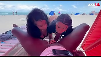 Una polla negra chupada por dos hembras negras