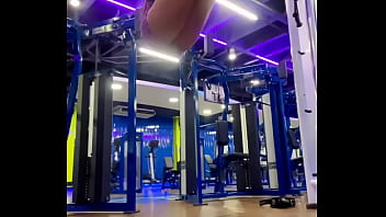 Treinando e me exibindo dentro da academia