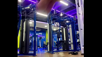 Treinando e me exibindo dentro da academia