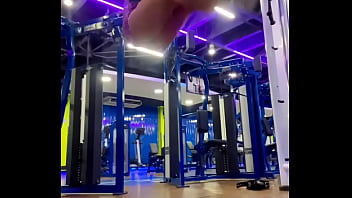 Treinando e me exibindo dentro da academia