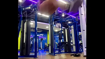 Treinando e me exibindo dentro da academia