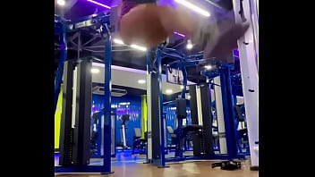 Treinando e me exibindo dentro da academia
