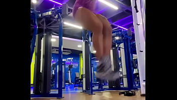 Treinando e me exibindo dentro da academia