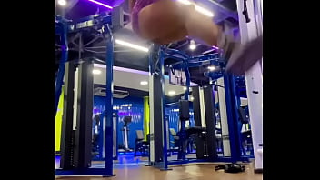 Treinando e me exibindo dentro da academia