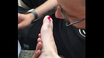 Queen loves her feet worshipped