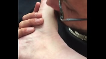 Queen loves her feet worshipped